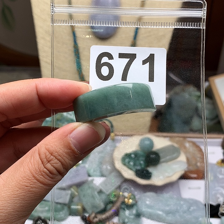 翡翠颈饰未镶嵌?****磊翡翠