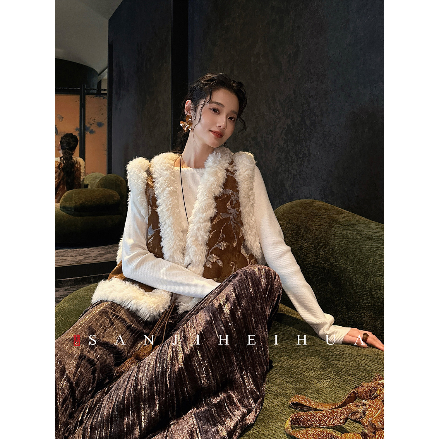 三吉黑花【初岁】中式绣麂皮卷毛马甲高密金丝渐变女款2025新款冬