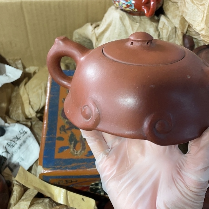 紫砂茶壶原矿泥料，手工制作一把紫砂壶。