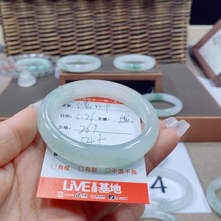 石英质玉手镯未镶嵌落**?