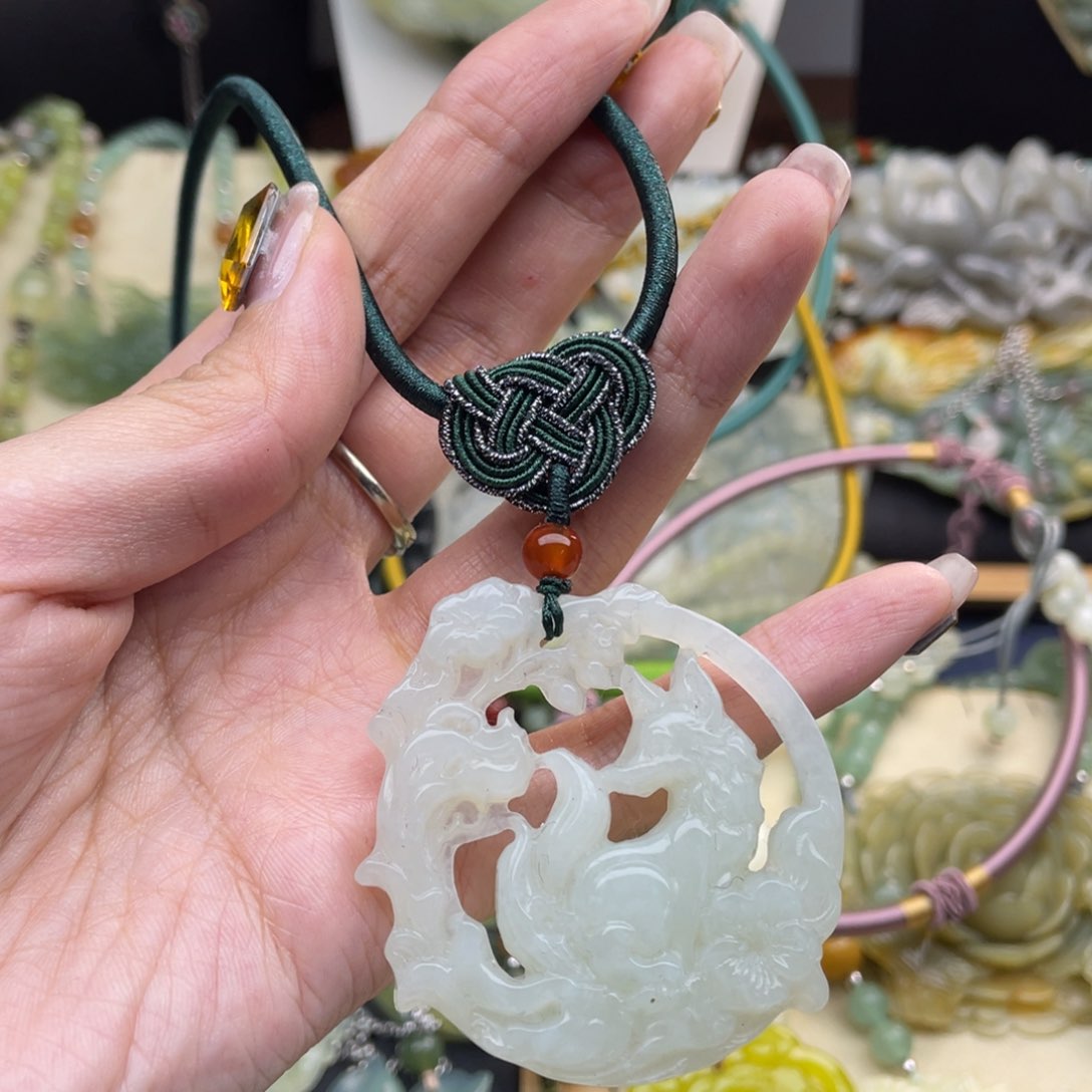 蛇纹石玉颈饰未镶嵌