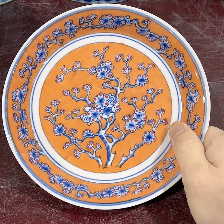 瓷片//////直径19厘米。红。