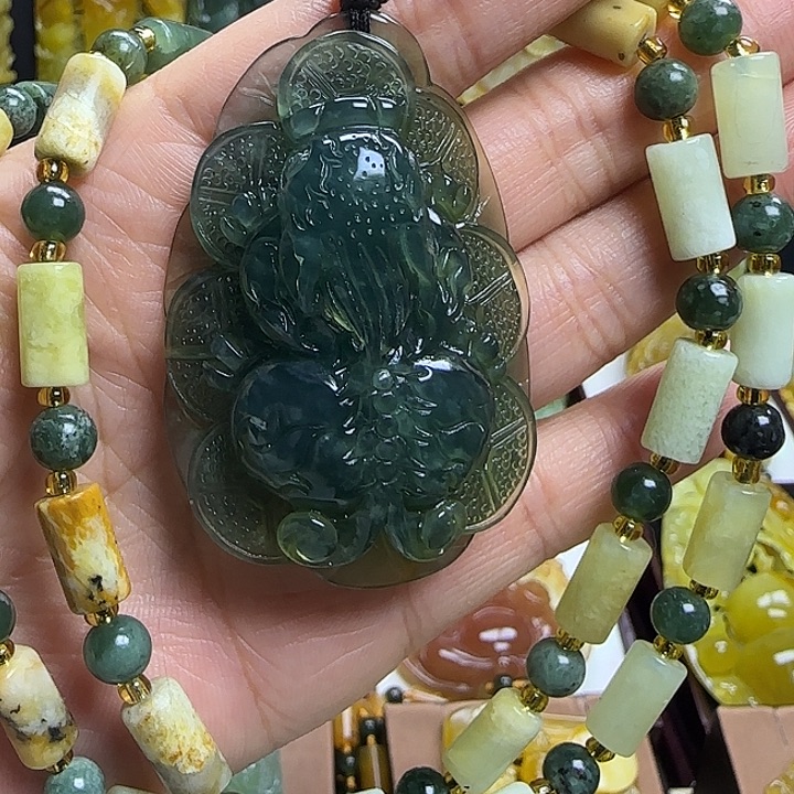 蛇纹石玉未镶嵌颈饰