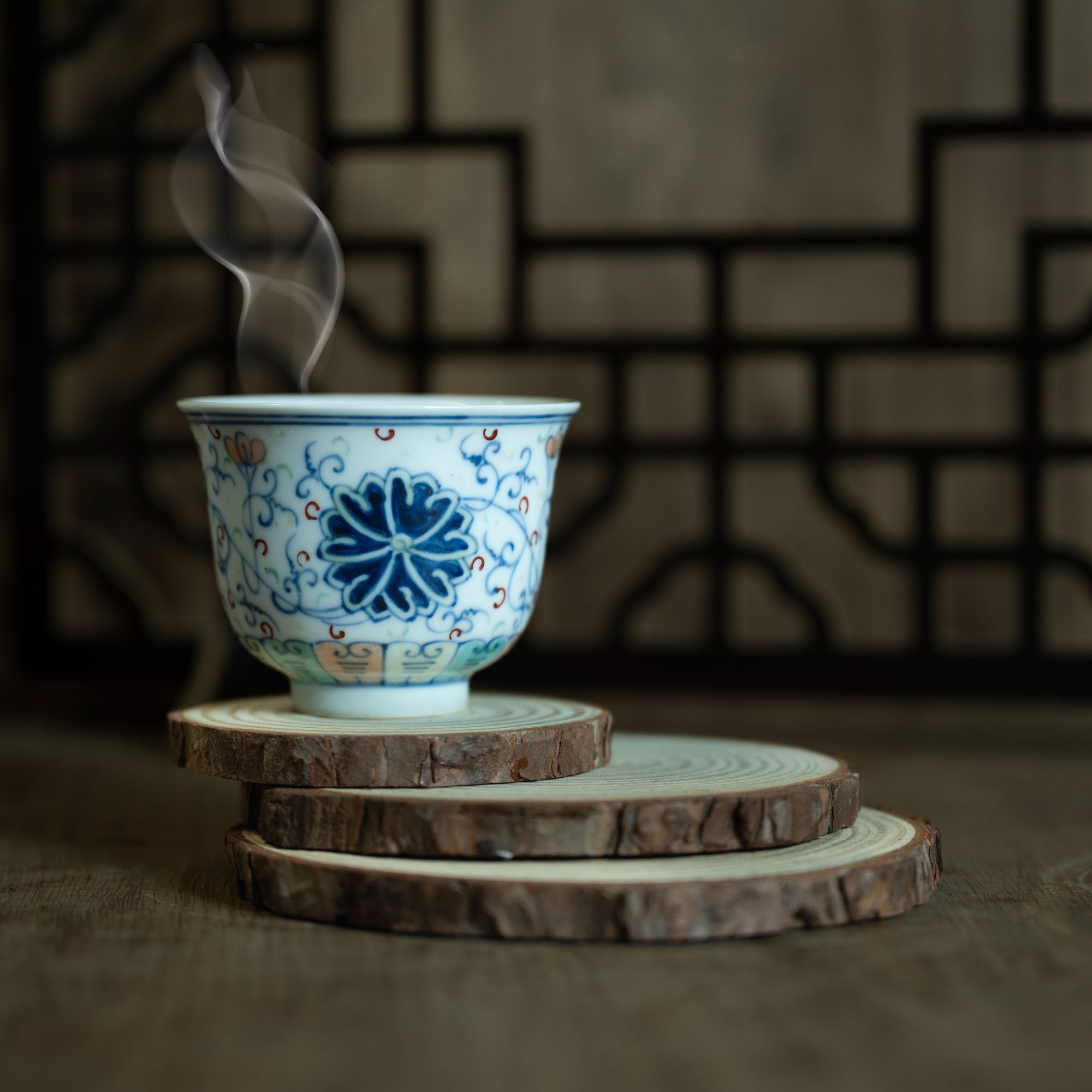 仿清代大清光绪年制斗彩缠技莲纹陶瓷茶杯