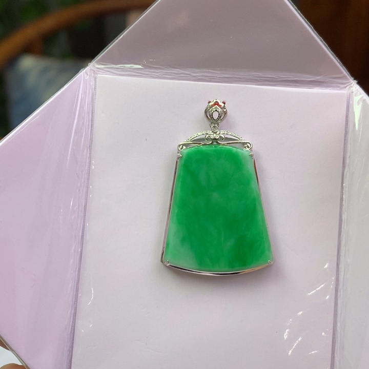翡翠18K金镶嵌颈饰翡翠吊坠