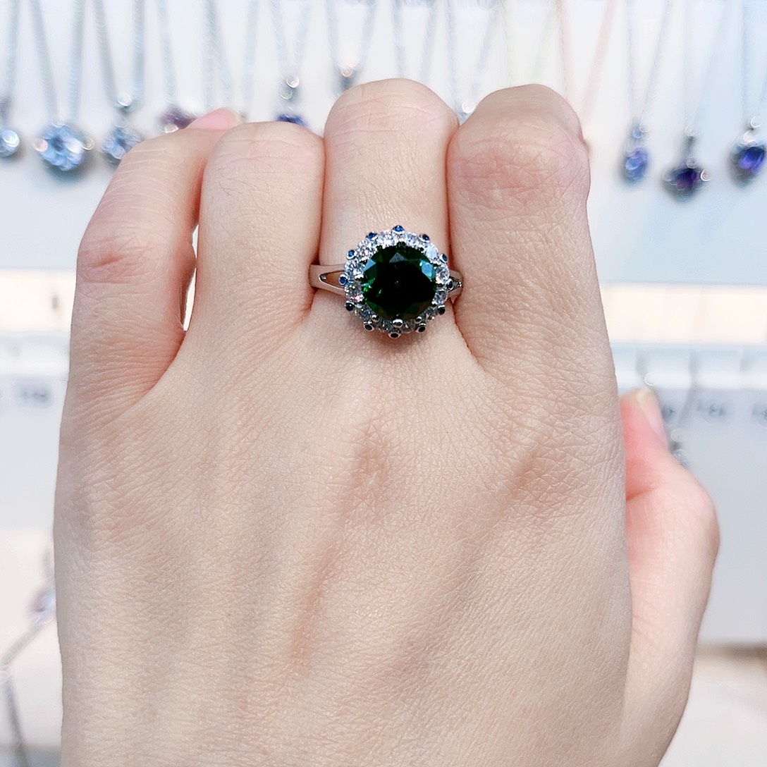 痴****绿水晶银S925镶嵌戒指