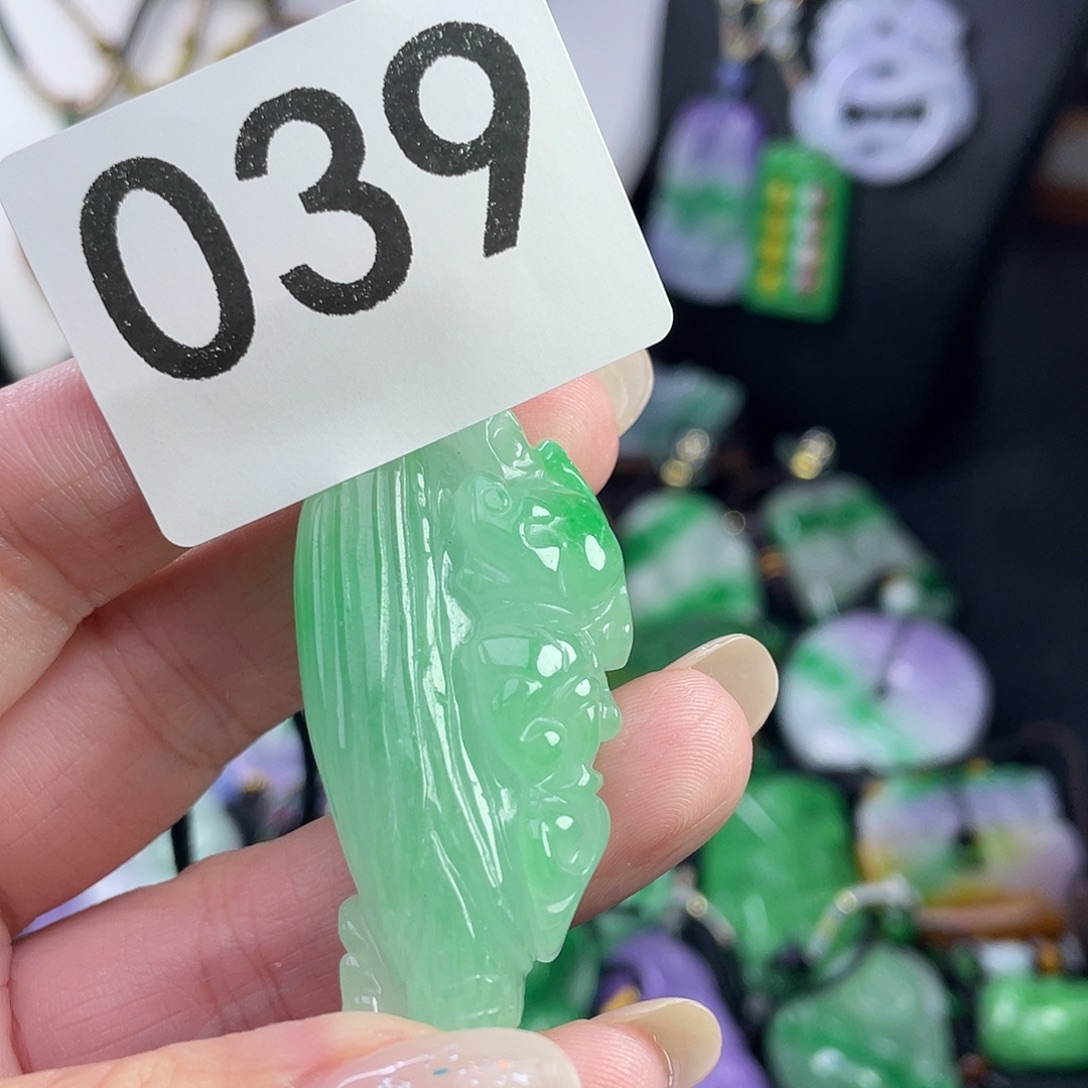 翡翠未镶嵌吊坠(赠链)