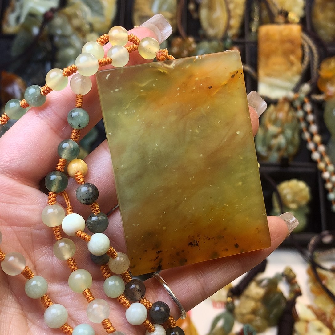 蛇纹石玉颈饰未镶嵌卢*卓