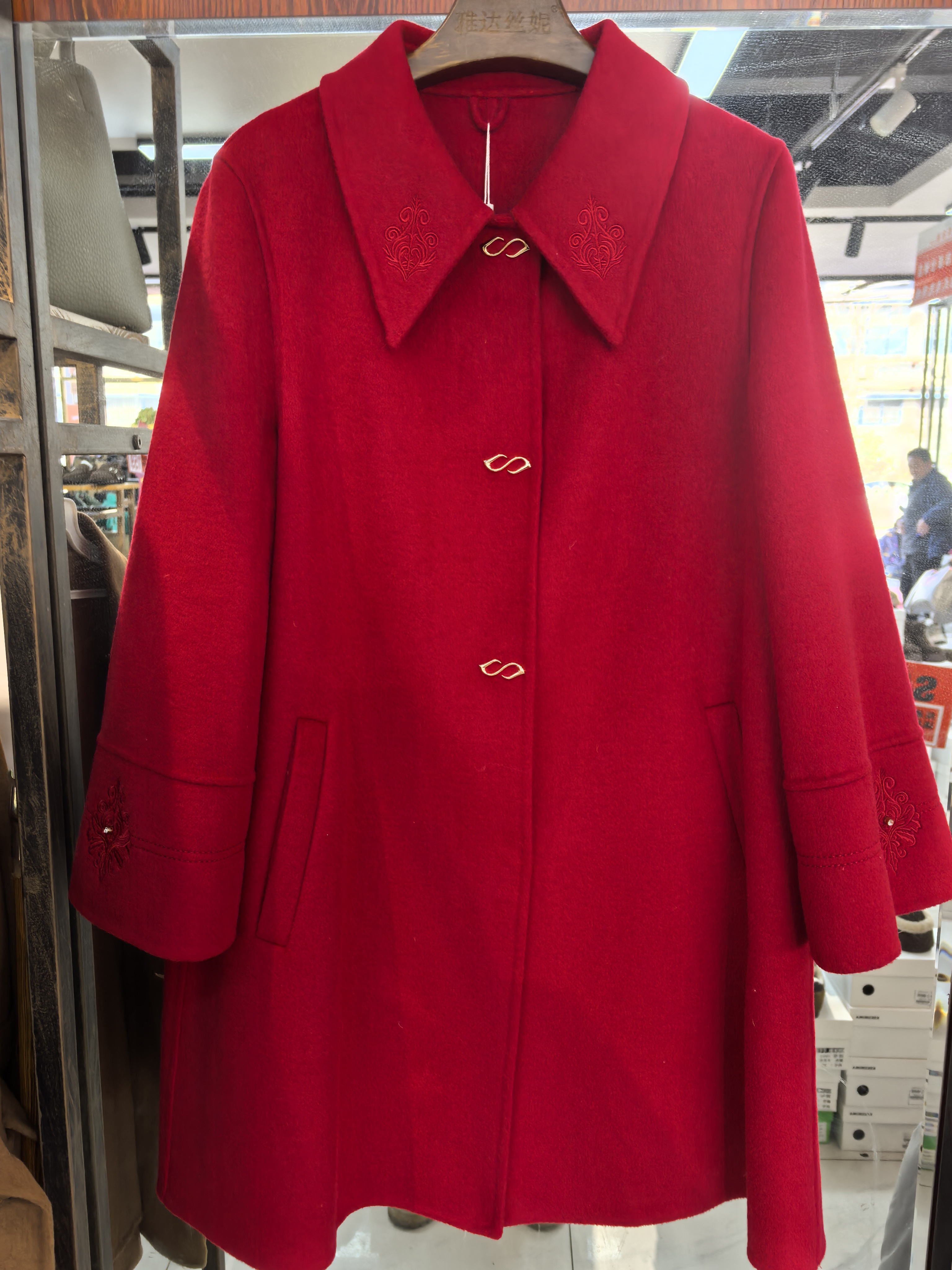 红色翻领绣花花设计中长款毛呢大衣时尚外套
