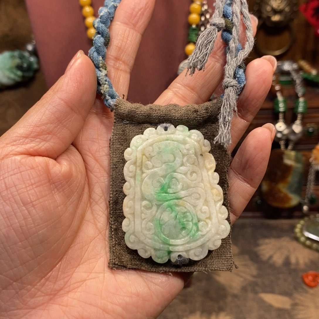 翡翠吊坠(赠链)未镶嵌
