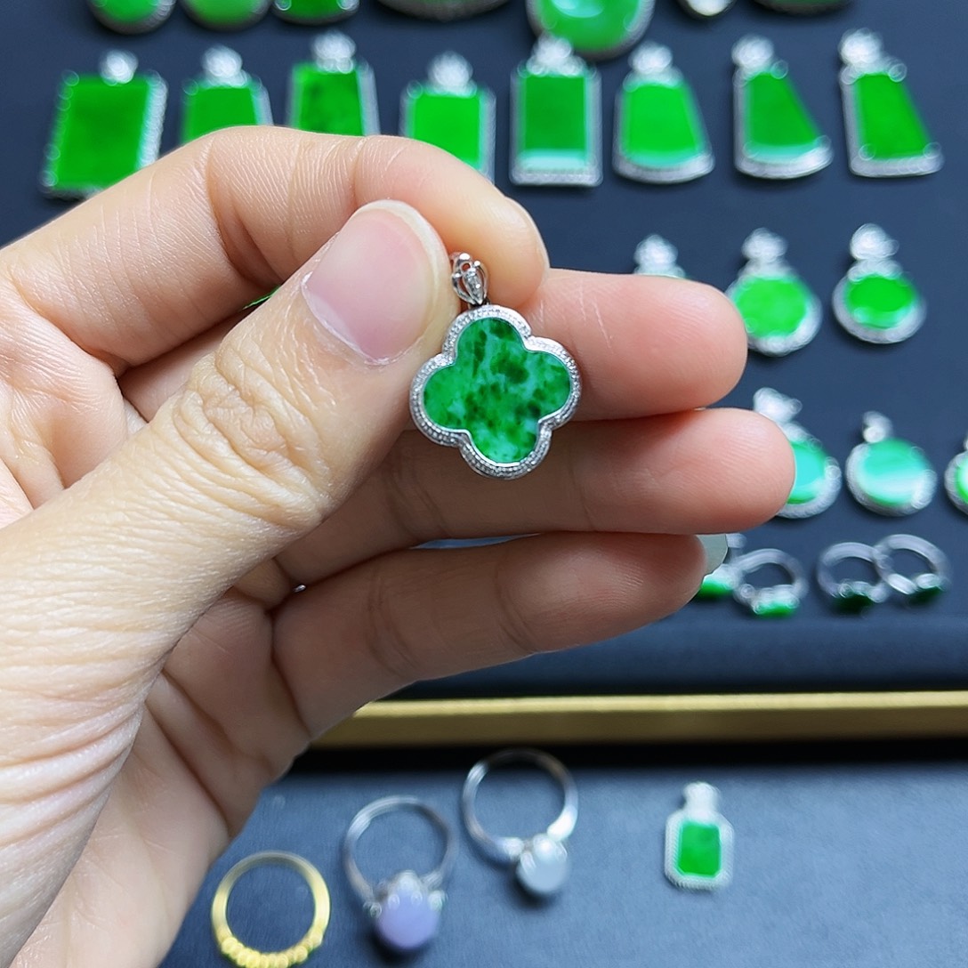 翡翠18K金镶嵌颈饰