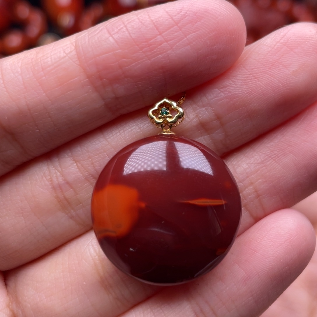 南红玛瑙18K金镶嵌珠宝奇石圆牌吊坠