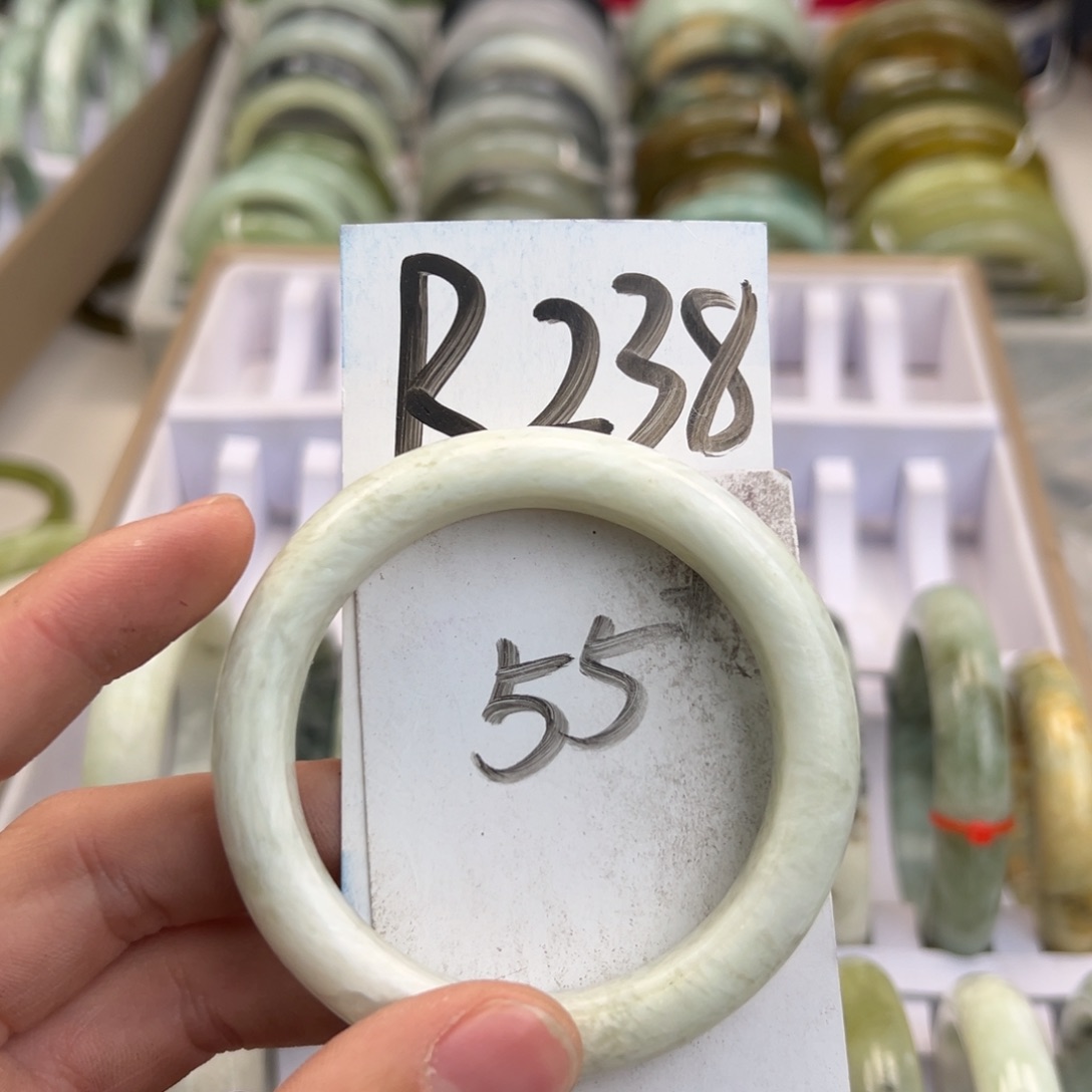 岫玉手镯未镶嵌天然岫玉微瑕，可以正常佩戴