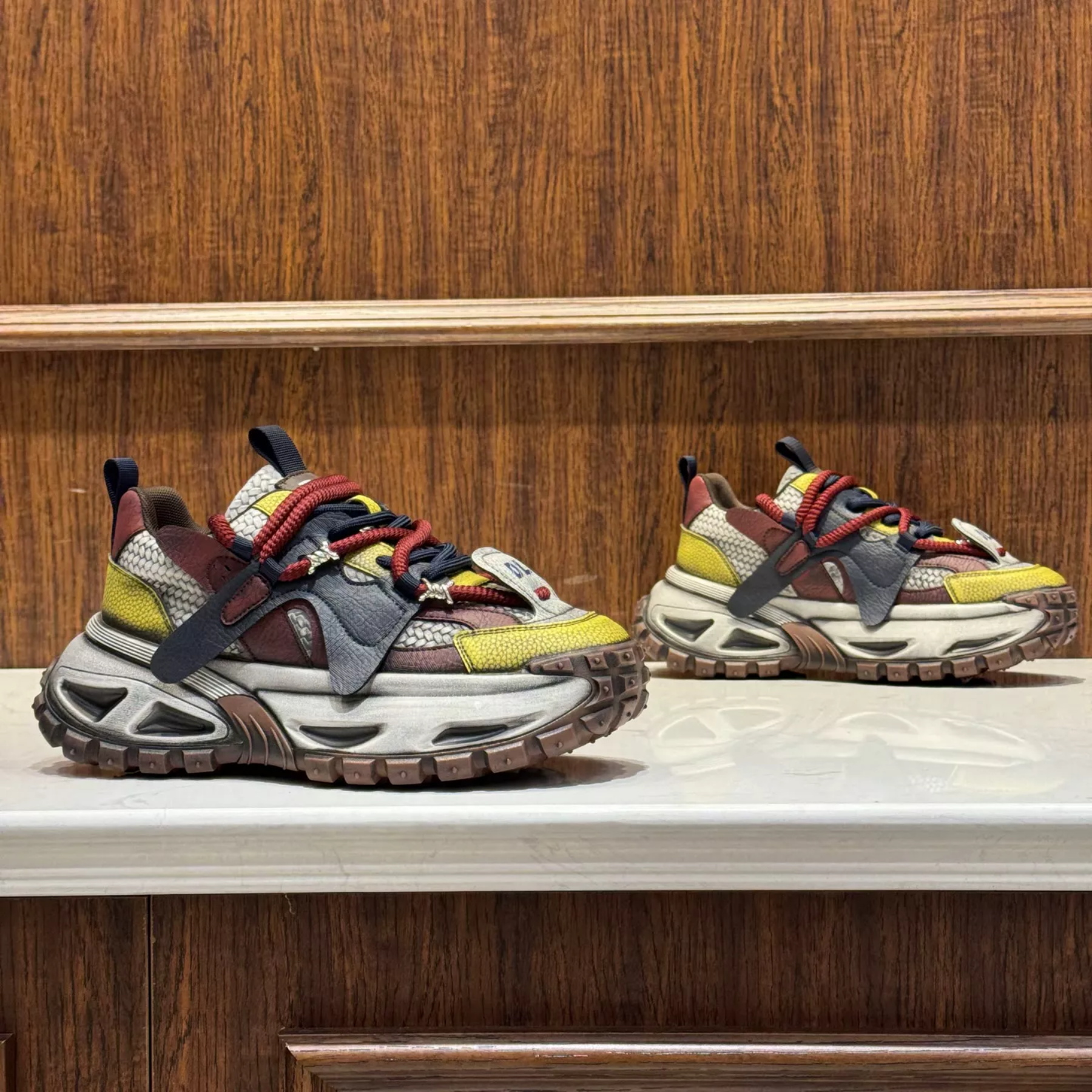 2025秋季新款时尚百搭潮流轻奢高端帅气休闲男鞋（偏大一码）