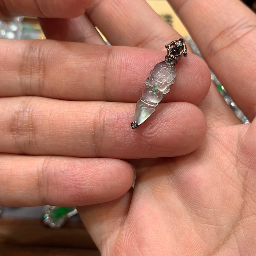 翡翠18K金镶嵌颈饰吊坠