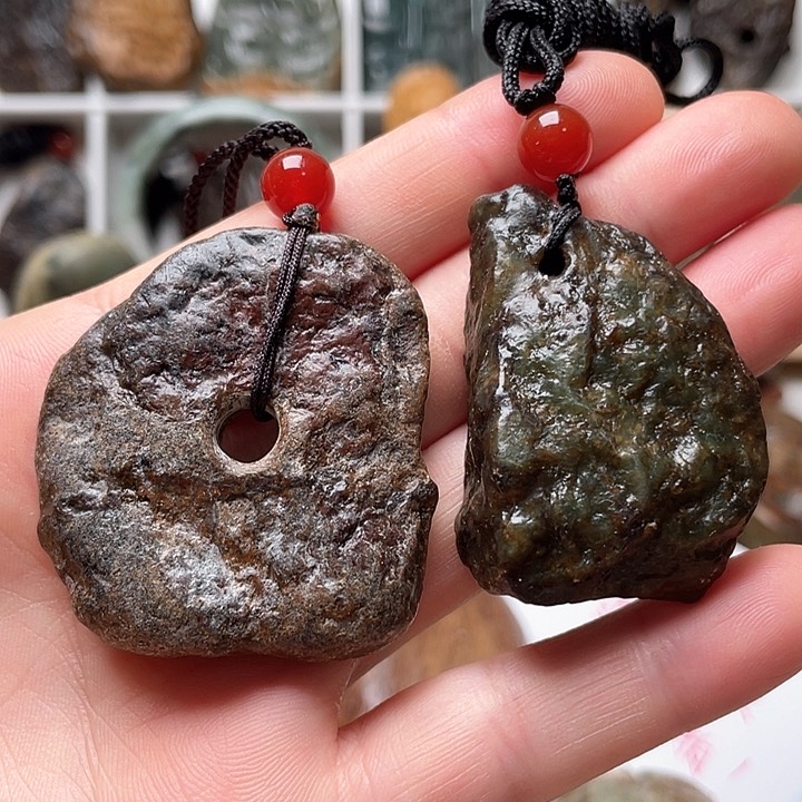 未镶嵌岫岩河磨玉（透闪石质玉）挂件