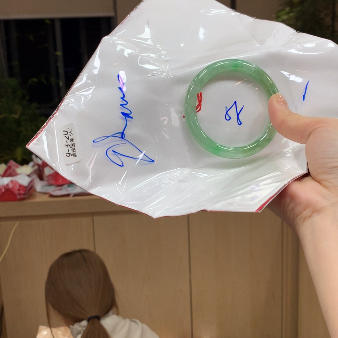 翡翠手镯未镶嵌不退不换