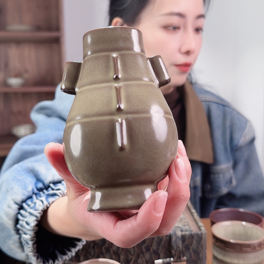 瓷摆件炫纹贯耳瓶