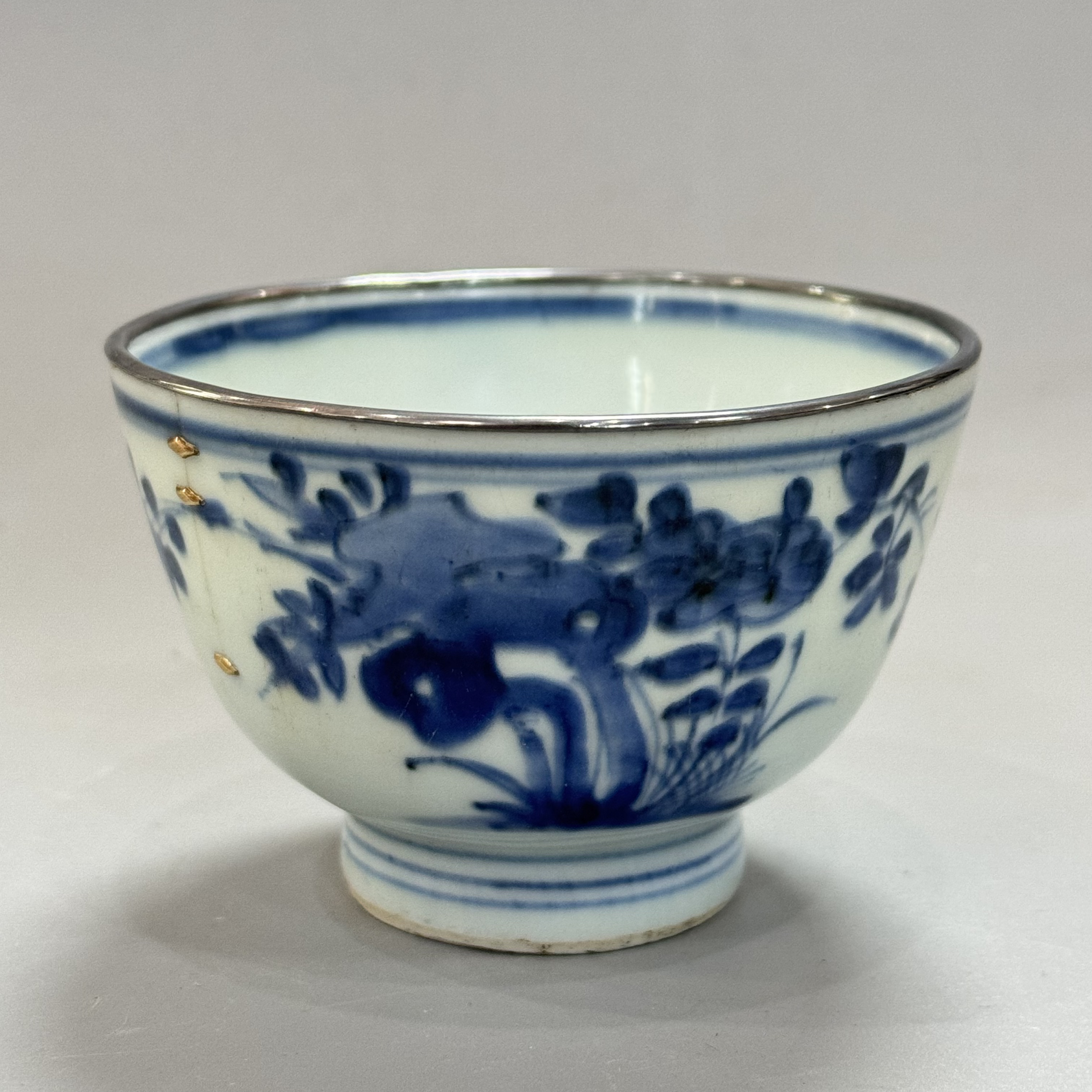 青花洞石花卉纹茶圆 直径8.8 锯钉修复 口沿包银边 当代瓷