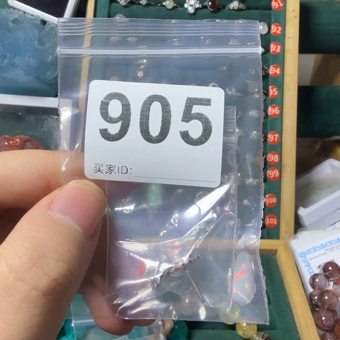 莎***信石英质玉银S925镶嵌耳钉