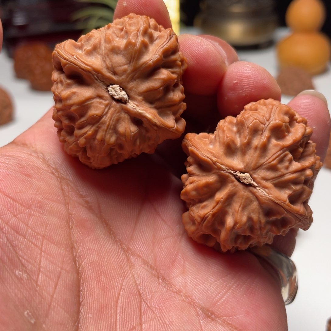 文玩核桃吊坠玉枕元宝