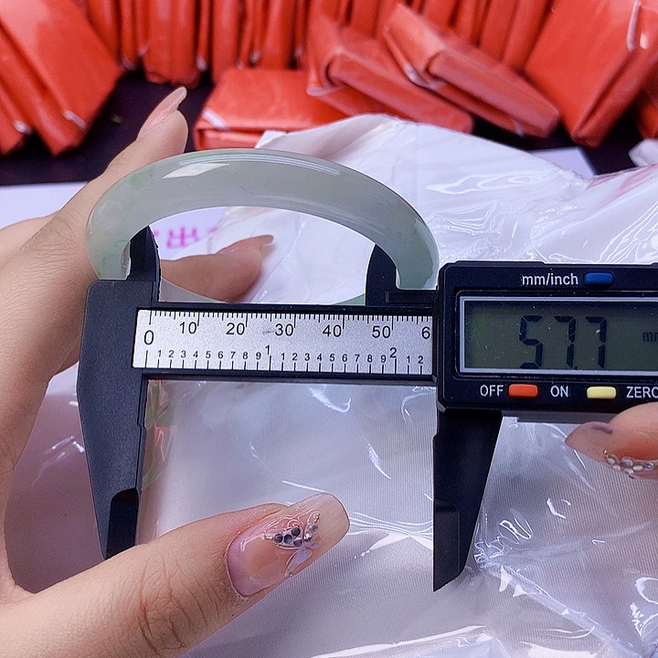 翡翠手镯未镶嵌162。