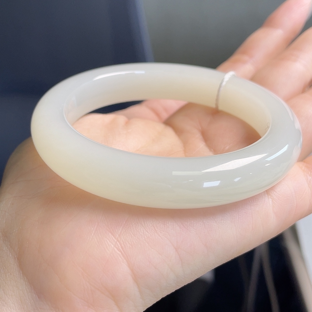 和田玉未镶嵌手镯荔枝肉，油润，无暇，颜色很嫩，都是老料