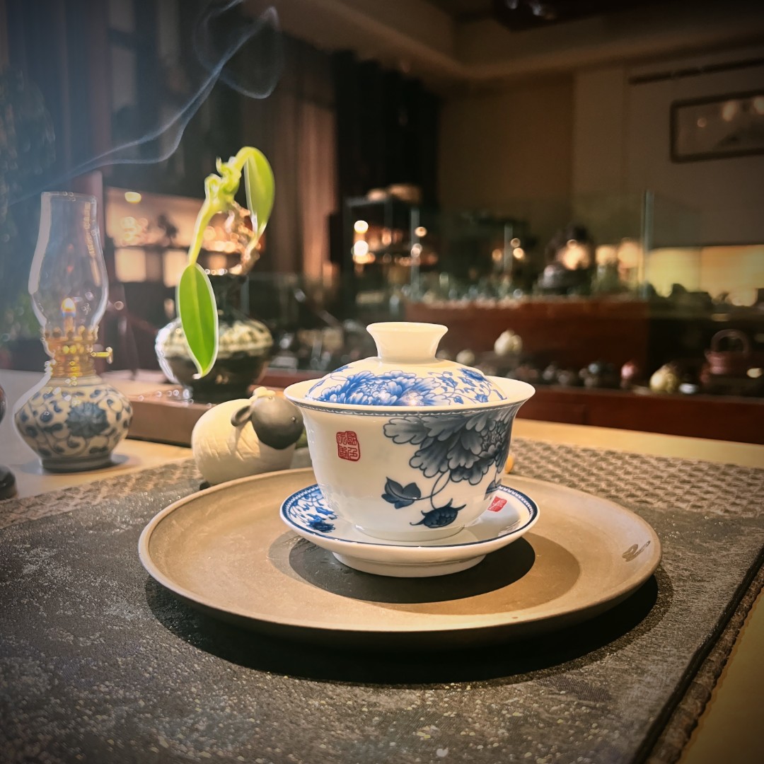 青花盖碗采用贴花工艺纯手工打造，容量150cc家用茶盖碗