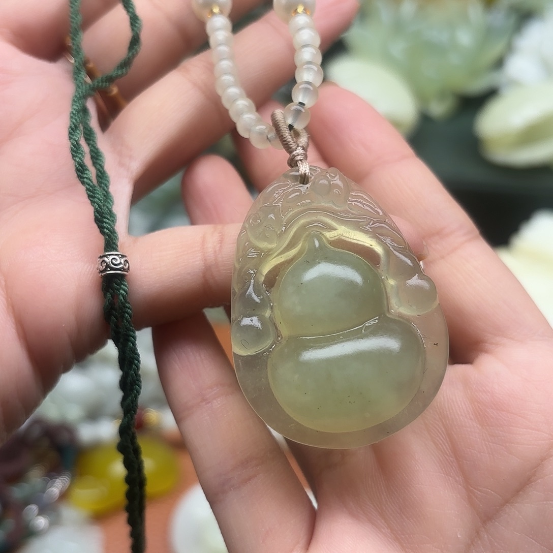 蛇纹石玉未镶嵌颈饰