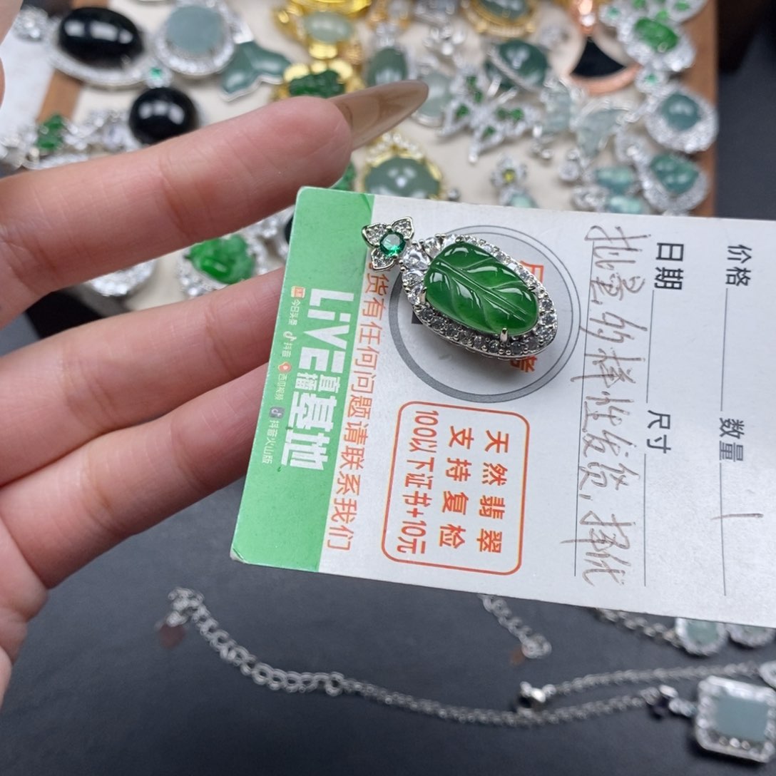 翡翠颈饰未镶嵌翡翠