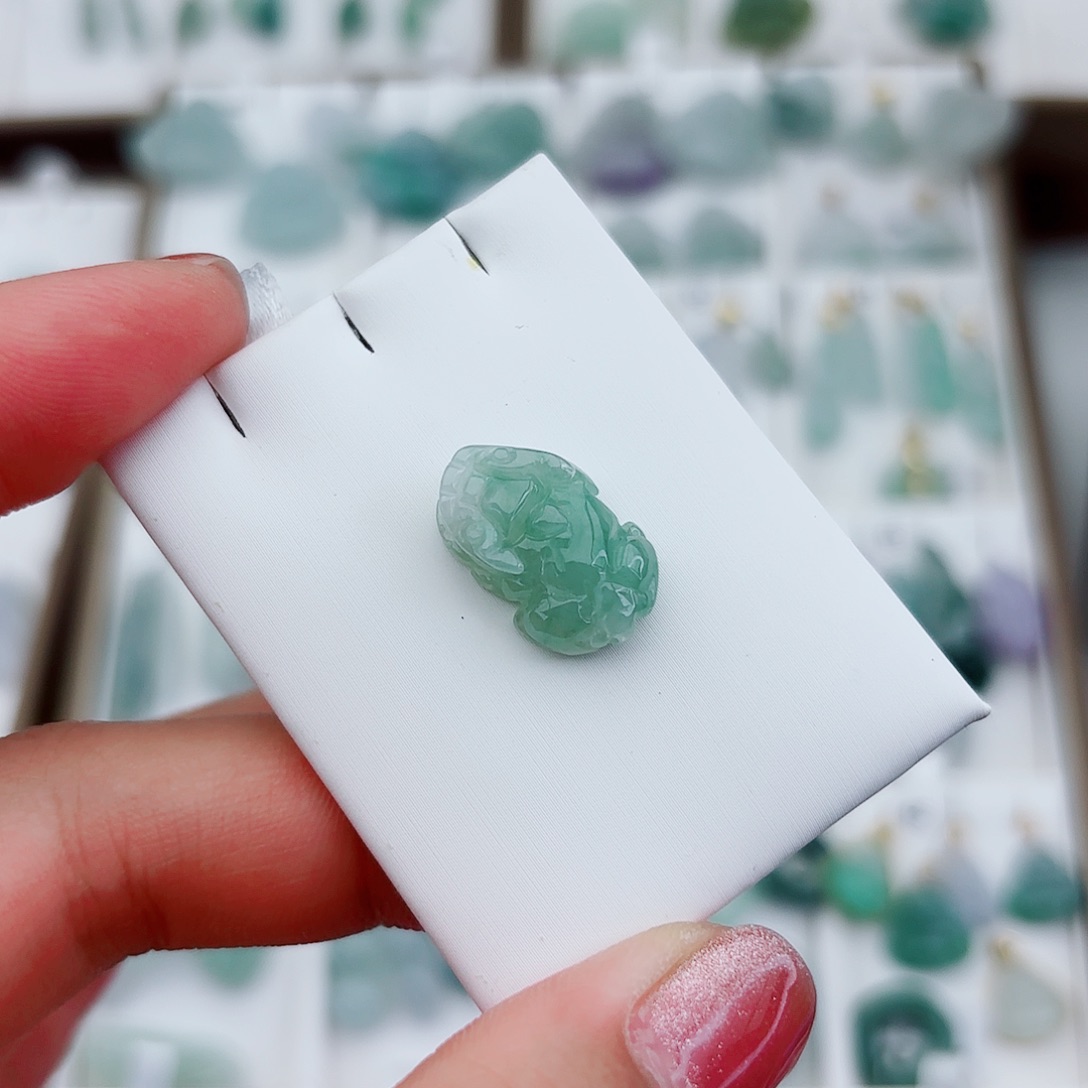 翡翠颈饰未镶嵌貔貅