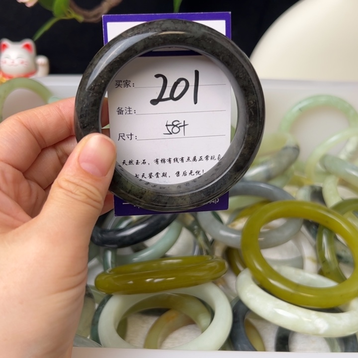蛇纹石玉手镯未镶嵌