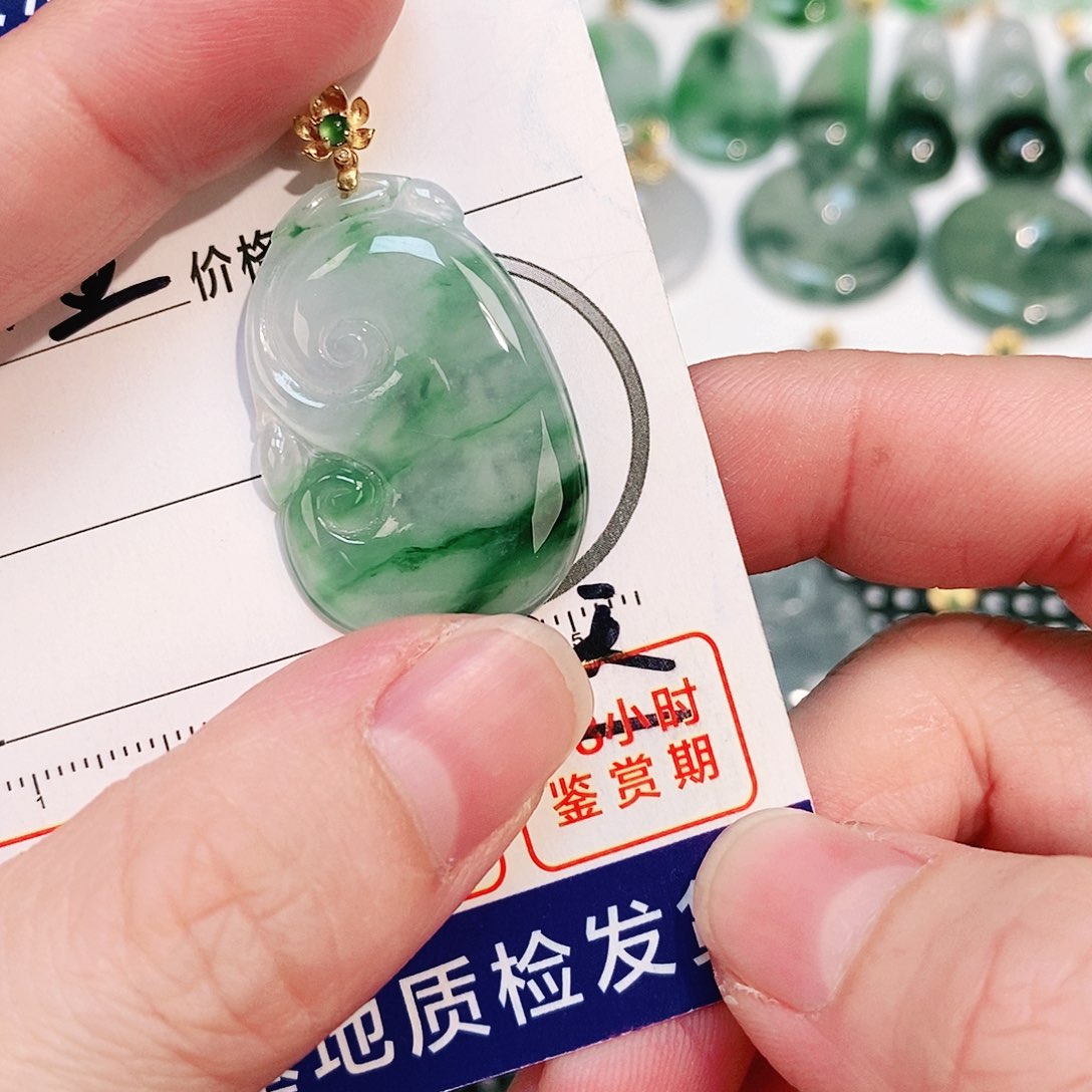 翡翠颈饰18K金镶嵌吊坠