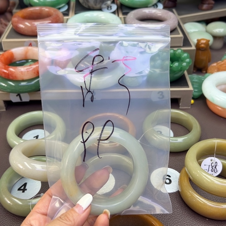 未镶嵌手镯石英岩玉不***?