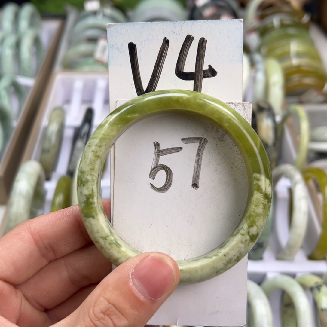 岫玉手镯未镶嵌天然岫玉微瑕，可以正常佩戴