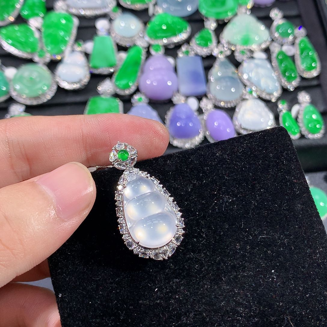 翡翠18K金镶嵌颈饰