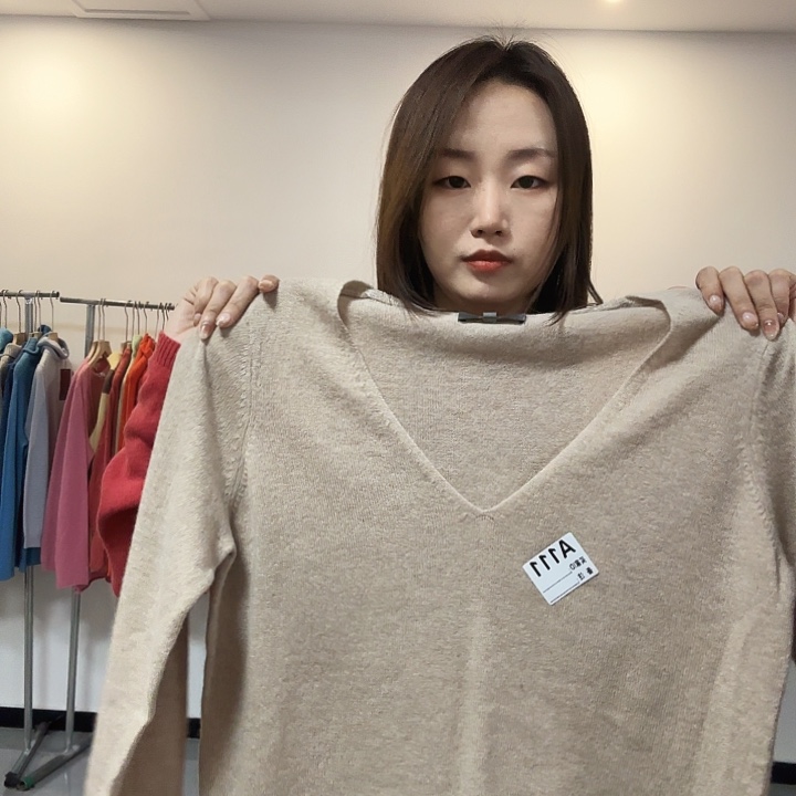 111 纯羊绒奶茶色v领