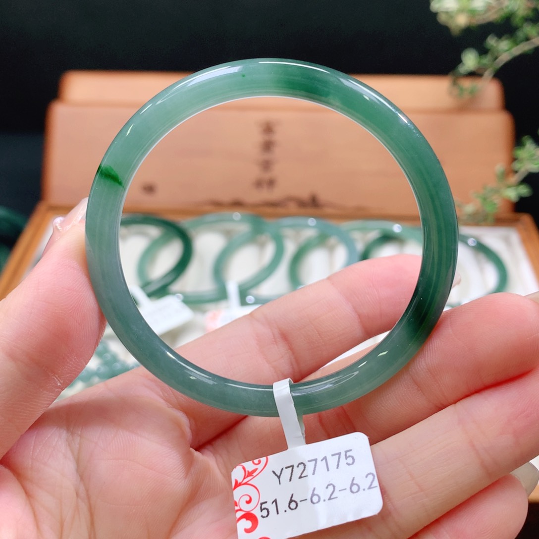 翡翠手镯未镶嵌天然