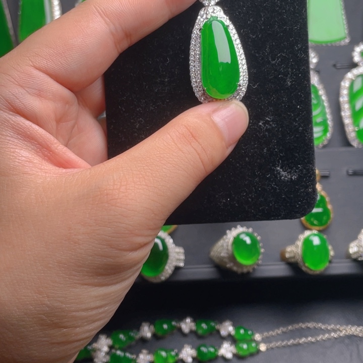 翡翠颈饰未镶嵌翡翠吊坠