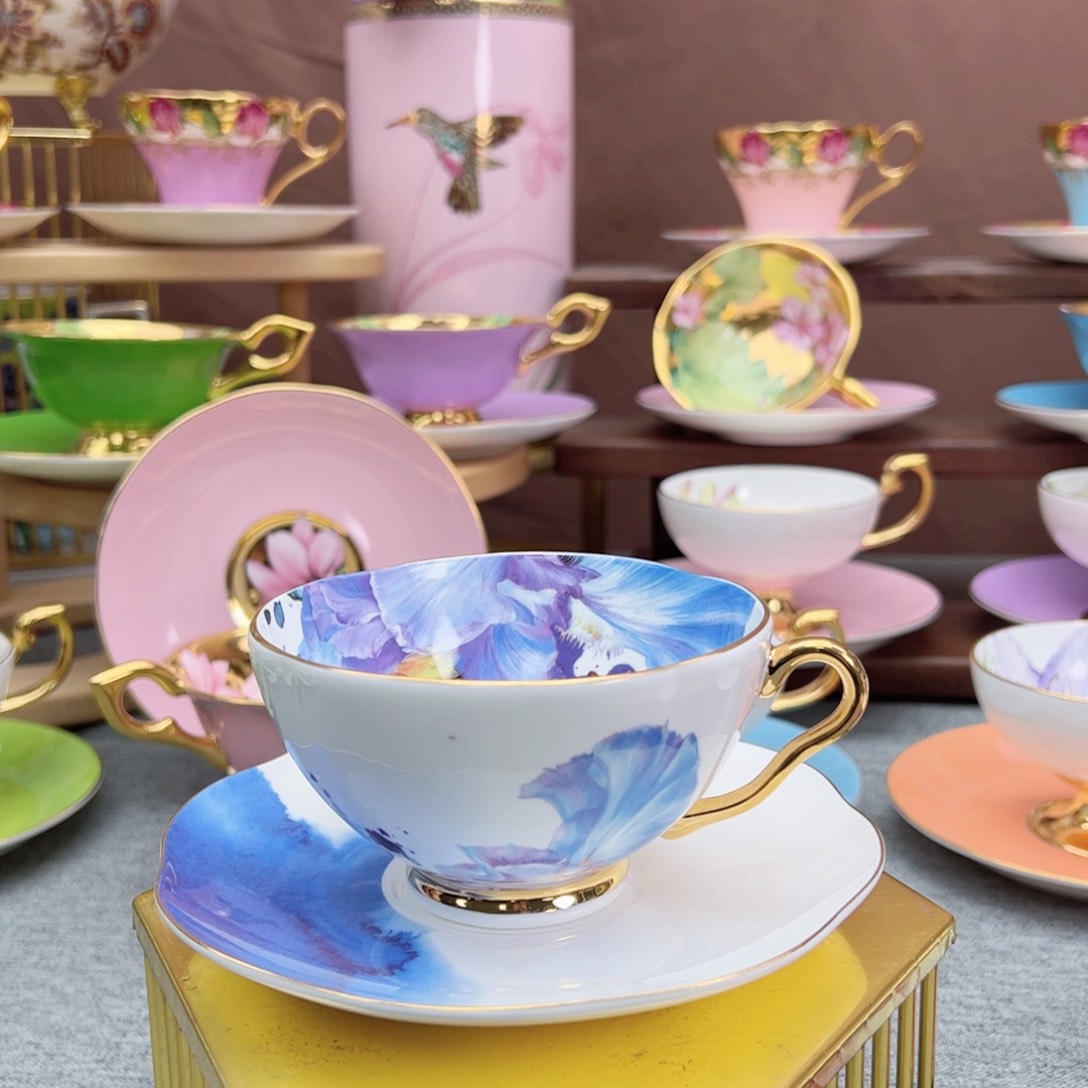 爱丽丝蓝色杯碟………..