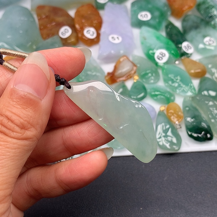 翡翠未镶嵌颈饰随型