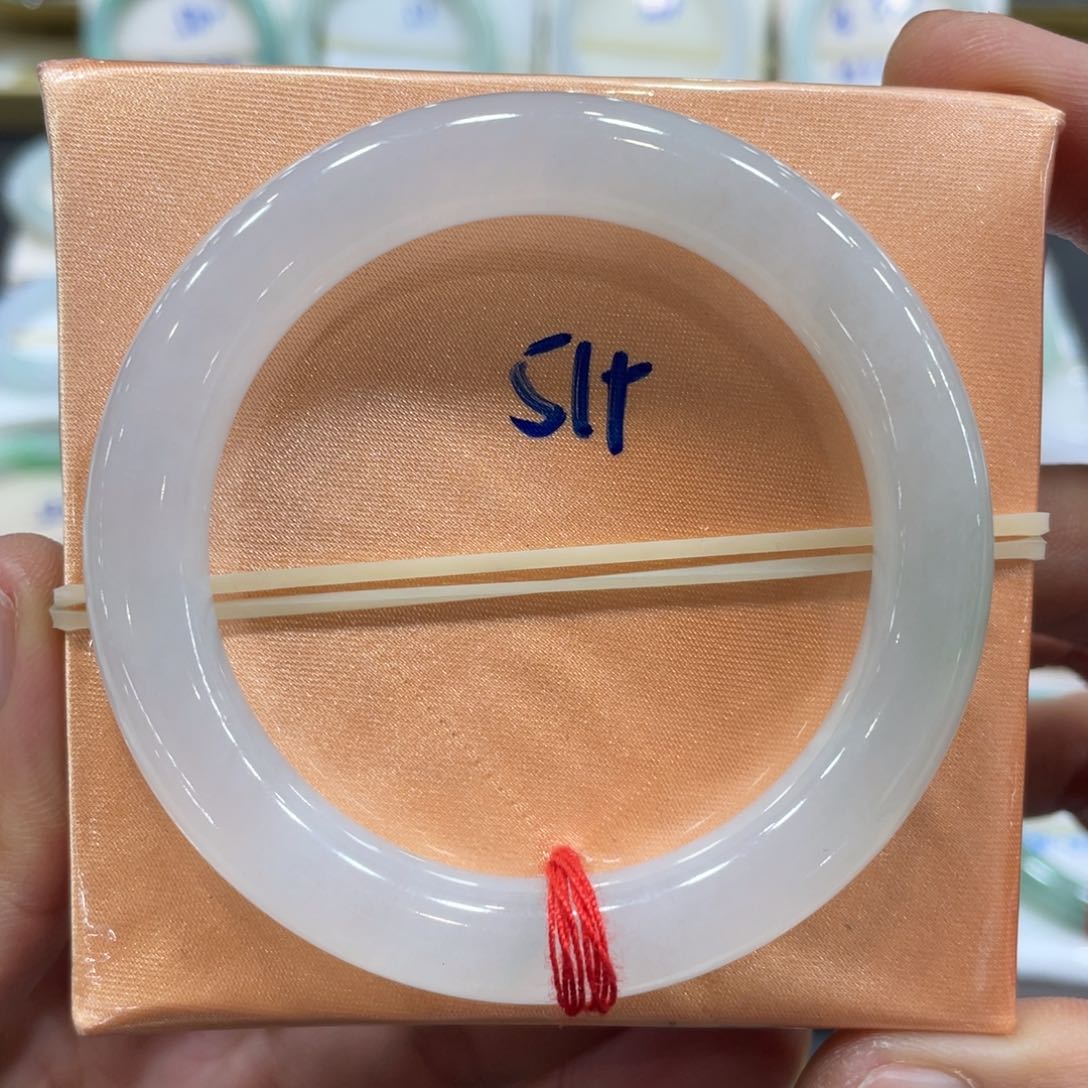 翡翠手镯未镶嵌翡翠手镯