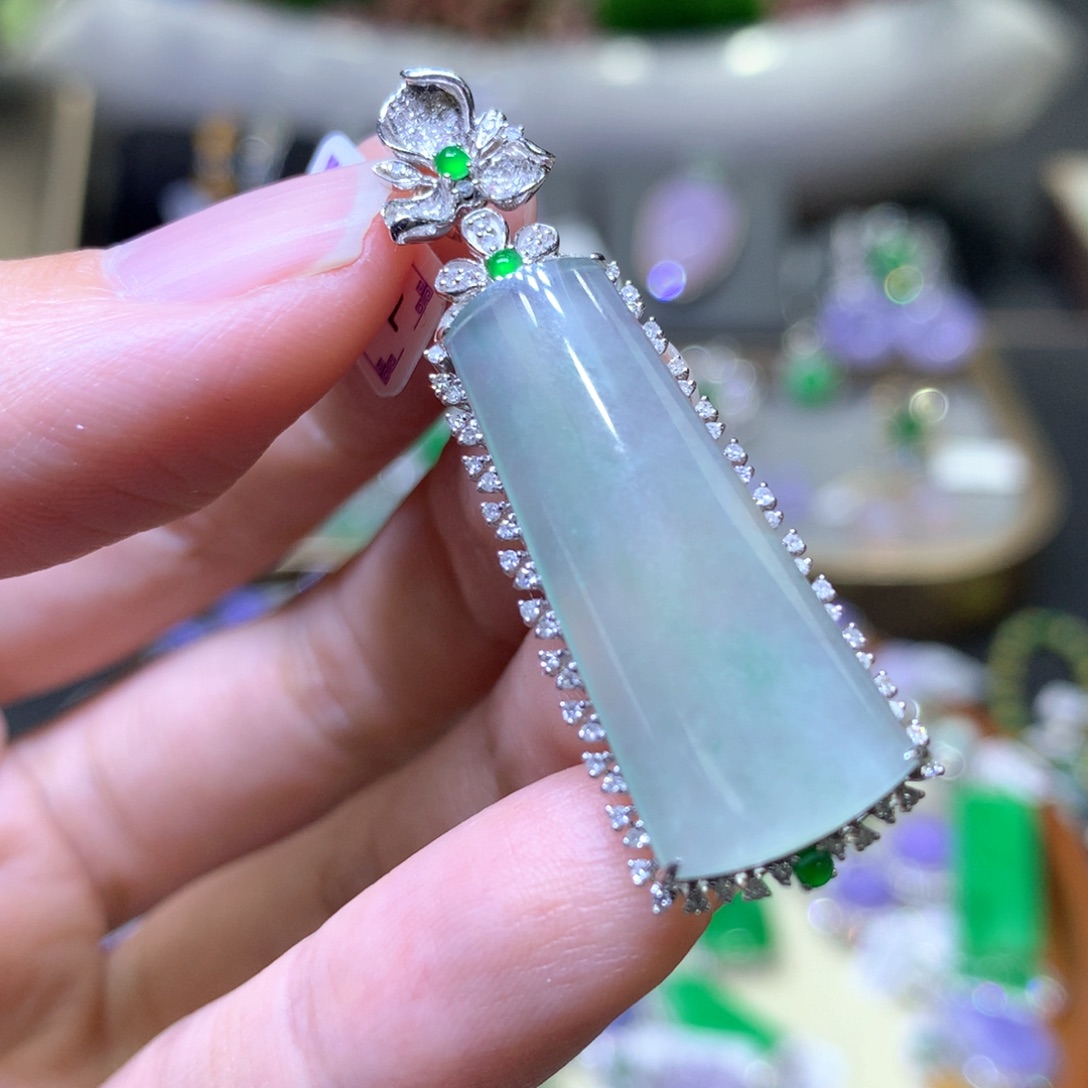 【闪购商品】翡翠颈饰18K金镶嵌翡翠吊坠项链