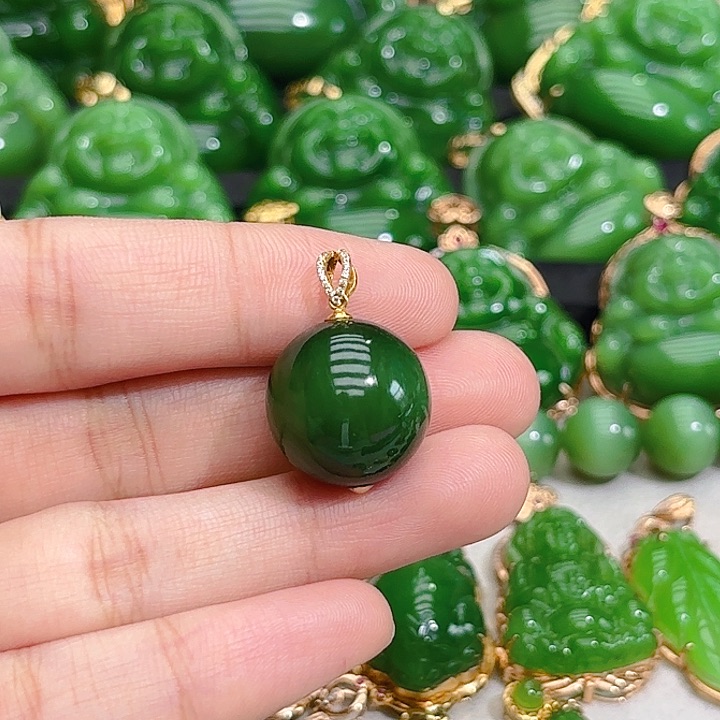 和田玉（碧玉）颈饰18K金镶嵌姜***?