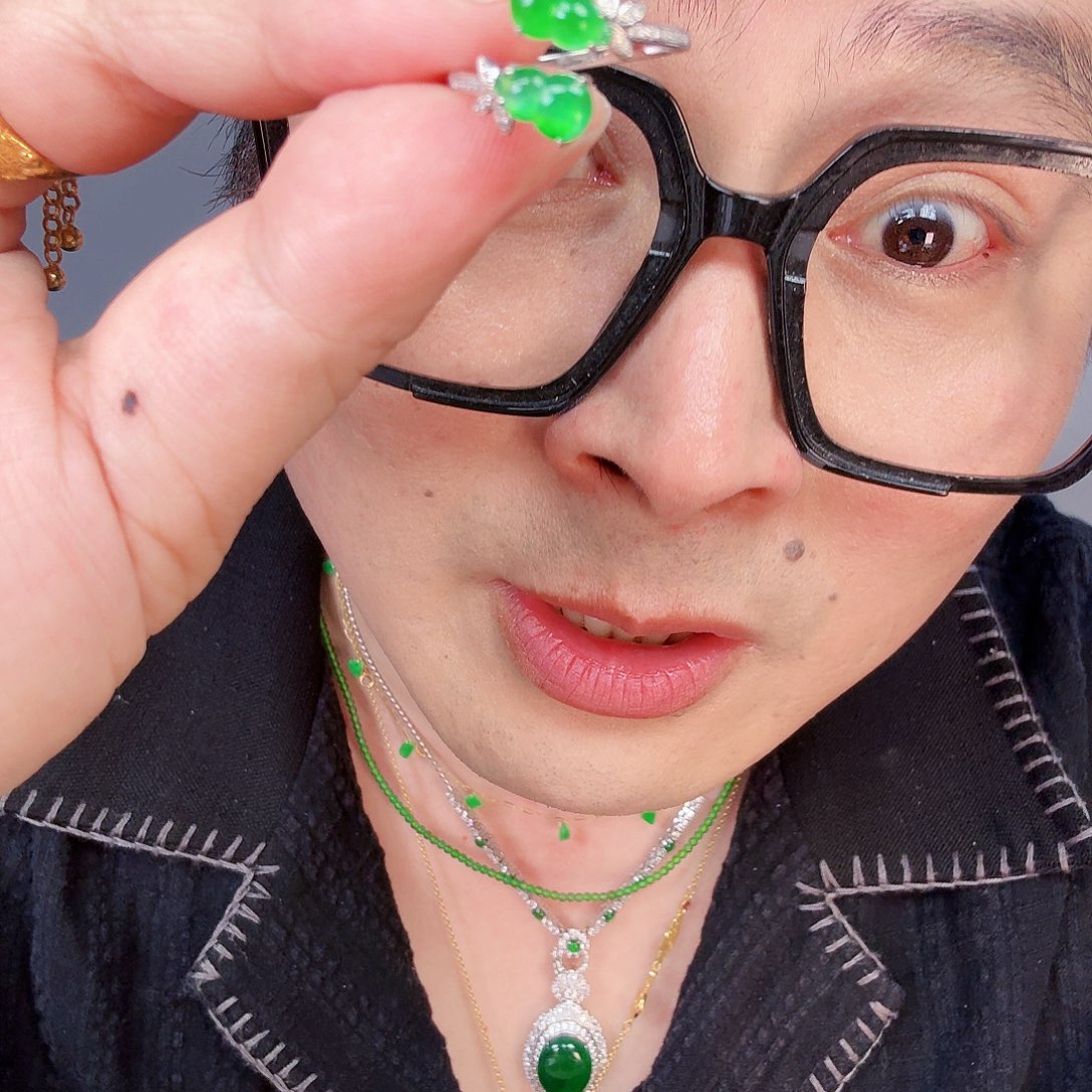 翡翠颈饰18K金镶嵌妮**贝一个