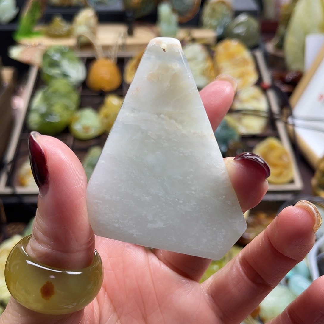 蛇纹石玉颈饰未镶嵌岫玉天青冻