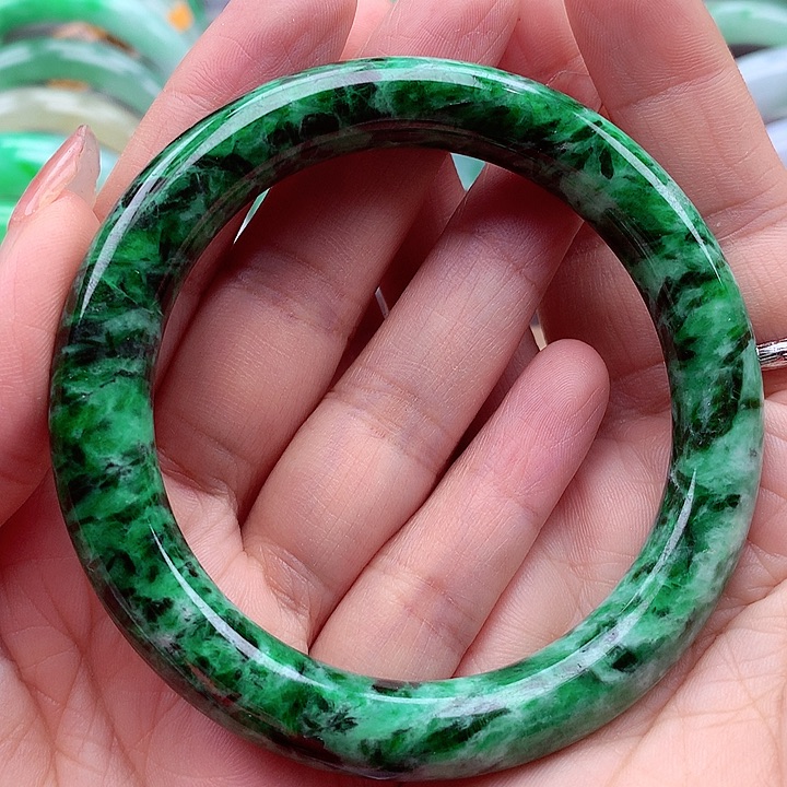 翡翠手镯未镶嵌翡翠