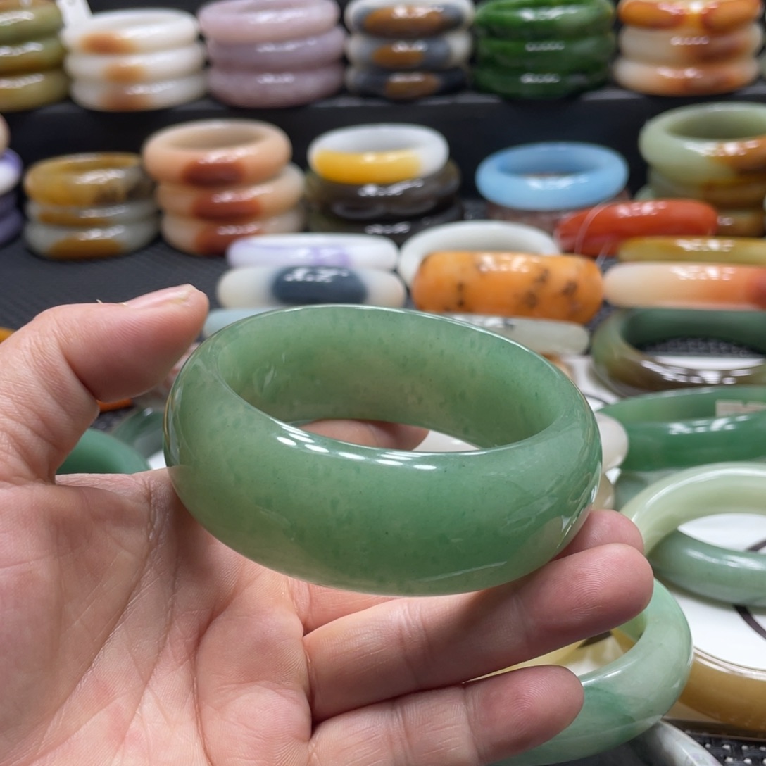 顺***石英岩玉未镶嵌手镯