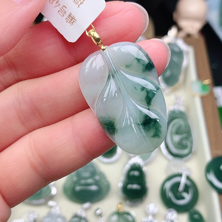 颈饰18K金镶嵌翡翠吊坠