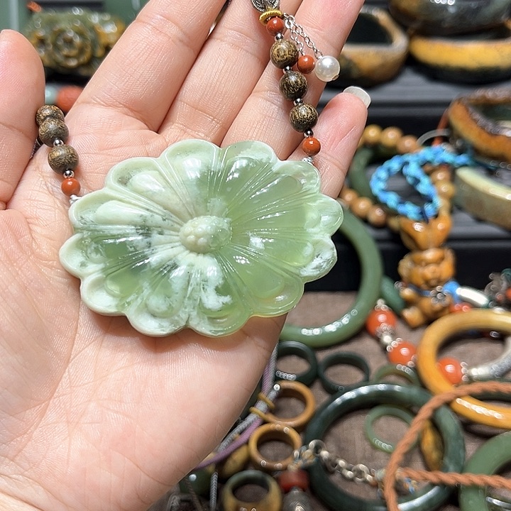 蛇纹石玉吊坠未镶嵌